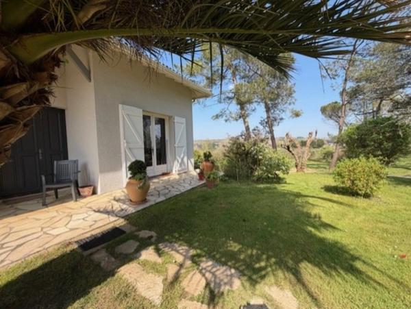 AIGNAN(32) : ELEGANTE MAISON des années 80, SANS TRAVAUX, 150m2 habitables, bien située à AIGNAN, sur 2.000m2, les commerces A PIED !