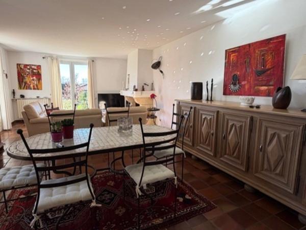 AIGNAN(32) : ELEGANTE MAISON des années 80, SANS TRAVAUX, 150m2 habitables, bien située à AIGNAN, sur 2.000m2, les commerces A PIED !