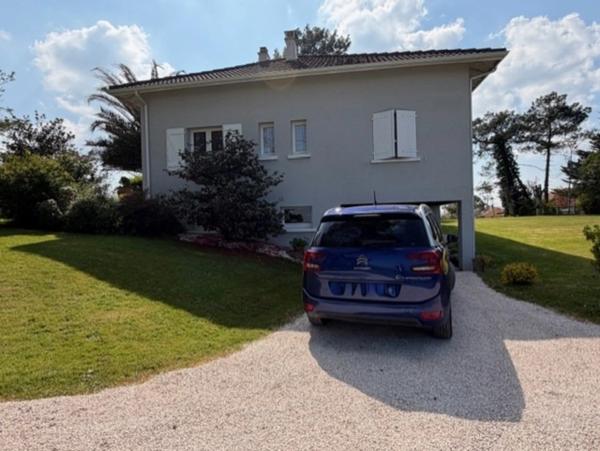 AIGNAN(32) : ELEGANTE MAISON des années 80, SANS TRAVAUX, 150m2 habitables, bien située à AIGNAN, sur 2.000m2, les commerces A PIED !