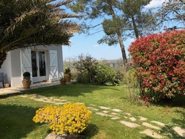 AIGNAN(32) : ELEGANTE MAISON des années 80, SANS TRAVAUX, 150m2 habitables, bien située à AIGNAN, sur 2.000m2, les commerces A PIED !