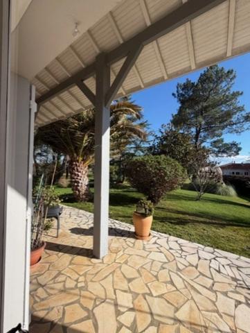 AIGNAN(32) : ELEGANTE MAISON des années 80, SANS TRAVAUX, 150m2 habitables, bien située à AIGNAN, sur 2.000m2, les commerces A PIED !