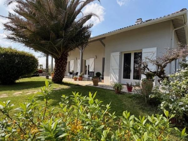 AIGNAN(32) : ELEGANTE MAISON des années 80, SANS TRAVAUX, 150m2 habitables, bien située à AIGNAN, sur 2.000m2, les commerces A PIED !