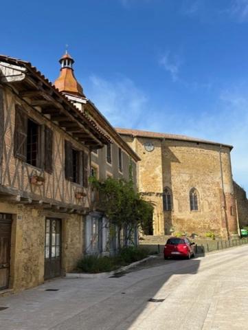AIGNAN(32) : ELEGANTE MAISON des années 80, SANS TRAVAUX, 150m2 habitables, bien située à AIGNAN, sur 2.000m2, les commerces A PIED !