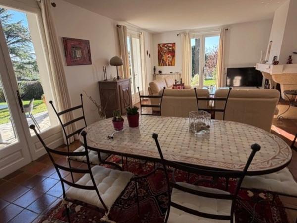 AIGNAN(32) : ELEGANTE MAISON des années 80, SANS TRAVAUX, 150m2 habitables, bien située à AIGNAN, sur 2.000m2, les commerces A PIED !
