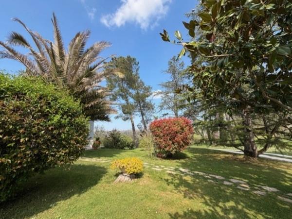 AIGNAN(32) : ELEGANTE MAISON des années 80, SANS TRAVAUX, 150m2 habitables, bien située à AIGNAN, sur 2.000m2, les commerces A PIED !