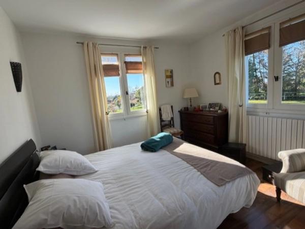 AIGNAN(32) : ELEGANTE MAISON des années 80, SANS TRAVAUX, 150m2 habitables, bien située à AIGNAN, sur 2.000m2, les commerces A PIED !