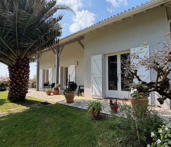 AIGNAN(32) : ELEGANTE MAISON des années 80, SANS TRAVAUX, 150m2 habitables, bien située à AIGNAN, sur 2.000m2, les commerces A PIED !
