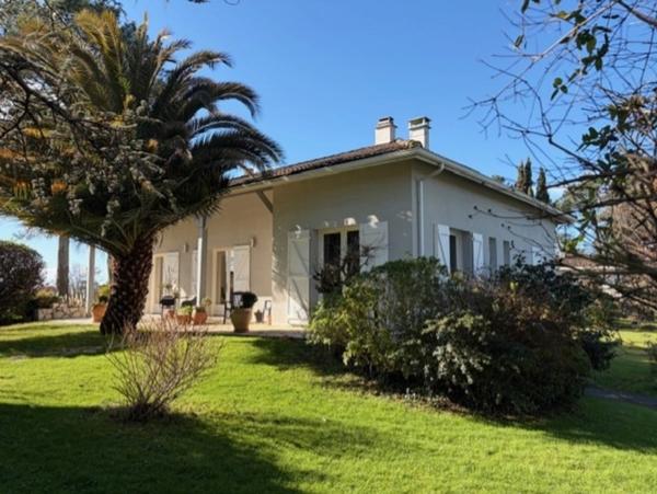 AIGNAN(32) : ELEGANTE MAISON des années 80, SANS TRAVAUX, 150m2 habitables, bien située à AIGNAN, sur 2.000m2, les commerces A PIED !
