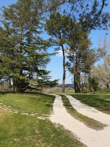 AIGNAN(32) : ELEGANTE MAISON des années 80, SANS TRAVAUX, 150m2 habitables, bien située à AIGNAN, sur 2.000m2, les commerces A PIED !