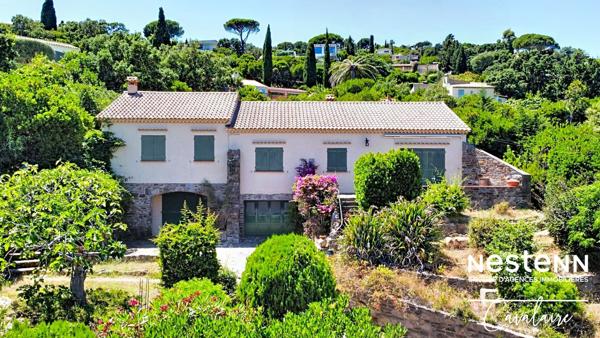 Opportunité ! Parc de Cavalaire, villa d'environ 140 m² avec vue mer sur un terrain piscinable d'environ 1400 m²