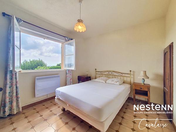 Opportunité ! Parc de Cavalaire, villa d'environ 140 m² avec vue mer sur un terrain piscinable d'environ 1400 m²