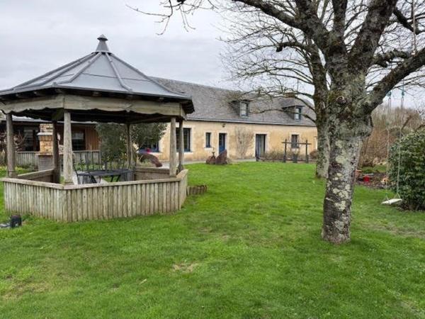 Très belle longère familiale sans voisins avec un terrain clos.
