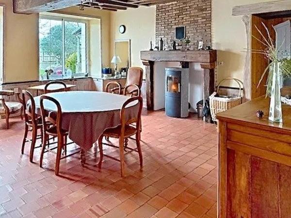 Très belle longère familiale sans voisins avec un terrain clos.