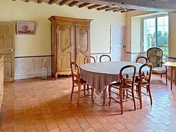 Très belle longère familiale sans voisins avec un terrain clos.