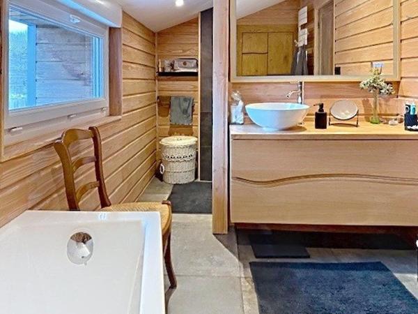 Très belle longère familiale sans voisins avec un terrain clos.