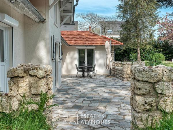 Maison de charme avec jardin bucolique à proximité de la gare.