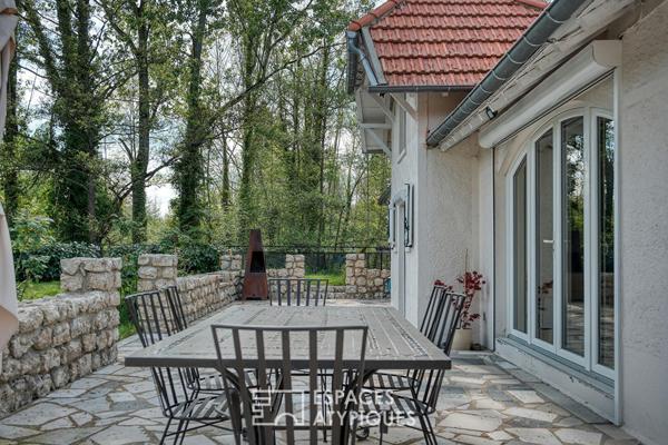 Maison de charme avec jardin bucolique à proximité de la gare.