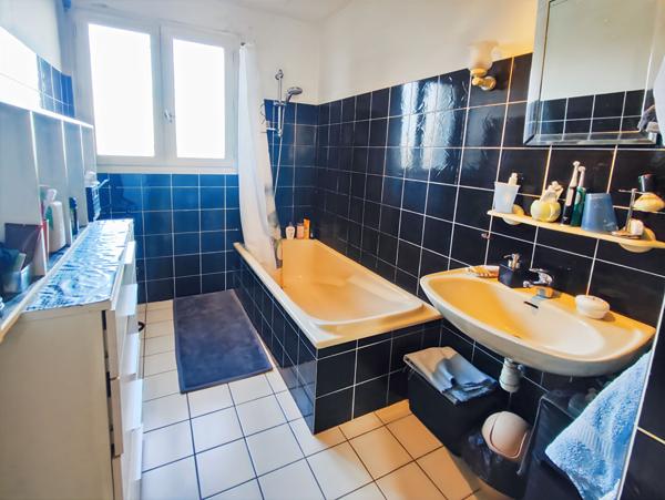 Maison sur demi sous-sol