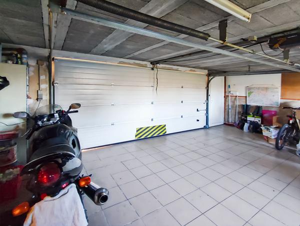 Maison sur demi sous-sol