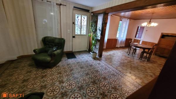 Maison de ville d'environ 100 m2 sur un terrain de 216 m2 avec garage et dépendance.