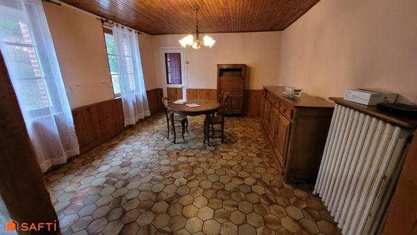 Maison de ville d'environ 100 m2 sur un terrain de 216 m2 avec garage et dépendance.