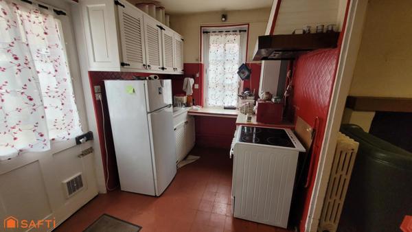 Maison de ville d'environ 100 m2 sur un terrain de 216 m2 avec garage et dépendance.