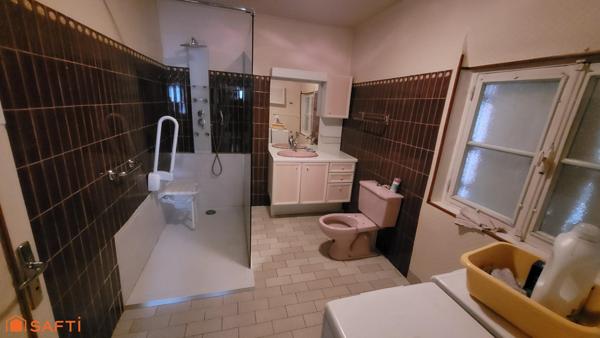 Maison de ville d'environ 100 m2 sur un terrain de 216 m2 avec garage et dépendance.