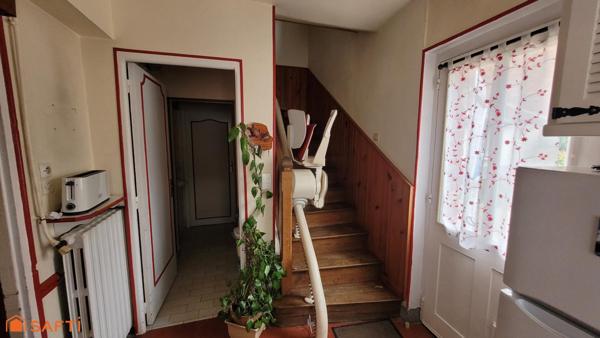 Maison de ville d'environ 100 m2 sur un terrain de 216 m2 avec garage et dépendance.