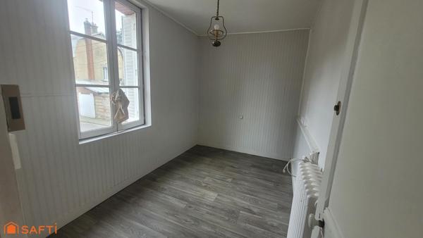 Maison de ville d'environ 100 m2 sur un terrain de 216 m2 avec garage et dépendance.