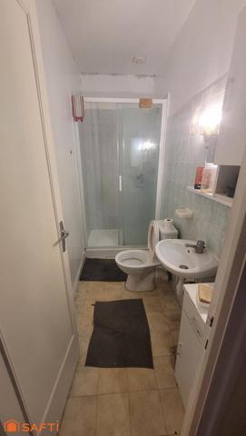 Maison de ville d'environ 100 m2 sur un terrain de 216 m2 avec garage et dépendance.