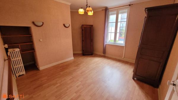 Maison de ville d'environ 100 m2 sur un terrain de 216 m2 avec garage et dépendance.