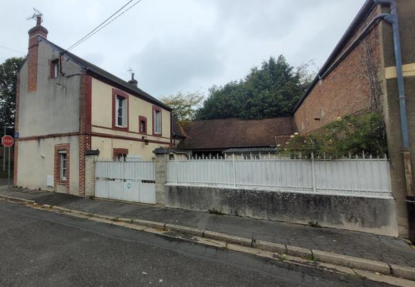 Maison de ville d'environ 100 m2 sur un terrain de 216 m2 avec garage et dépendance.