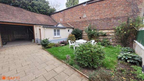 Maison de ville d'environ 100 m2 sur un terrain de 216 m2 avec garage et dépendance.