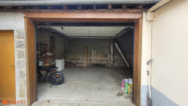 Maison de ville d'environ 100 m2 sur un terrain de 216 m2 avec garage et dépendance.