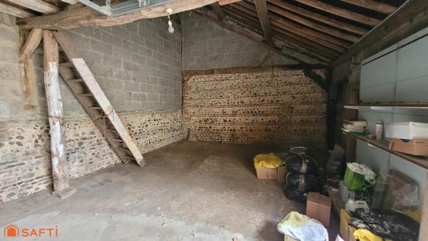 Maison de ville d'environ 100 m2 sur un terrain de 216 m2 avec garage et dépendance.