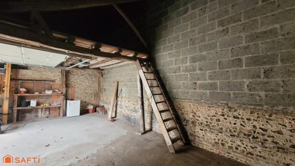 Maison de ville d'environ 100 m2 sur un terrain de 216 m2 avec garage et dépendance.