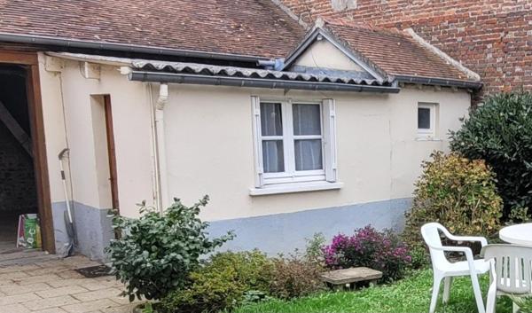 Maison de ville d'environ 100 m2 sur un terrain de 216 m2 avec garage et dépendance.