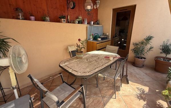 Vente Maison de village Avec garage et cour Escales