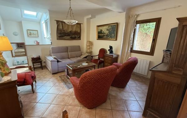 Vente Maison de village Avec garage et cour Escales