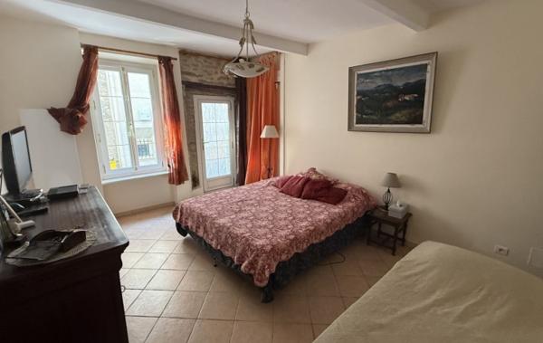 Vente Maison de village Avec garage et cour Escales