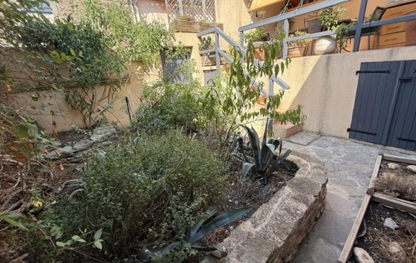 Vente Maison de village Avec garage et cour Escales