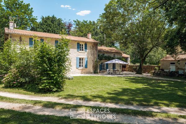 Élégante charentaise et ses dépendances