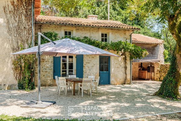 Élégante charentaise et ses dépendances