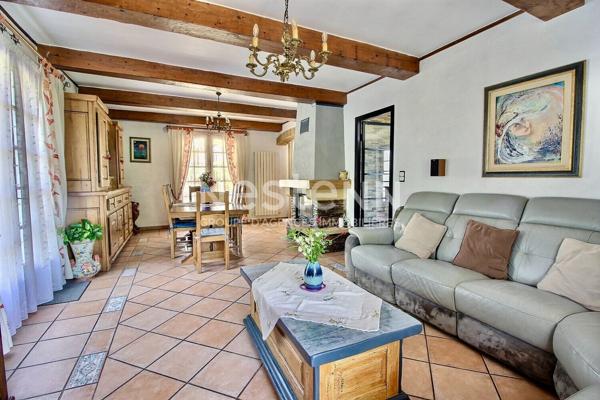 Maison composée de deux habitations (T5 140m² + T2 de 60m²) sur une parcelle de 4290m² dans un secteur prisé