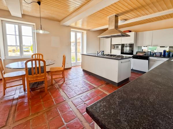 Maison à vendre 9 pièces proche de MARCIGNY (71) 234m² - dependances - terrain 16290 m²