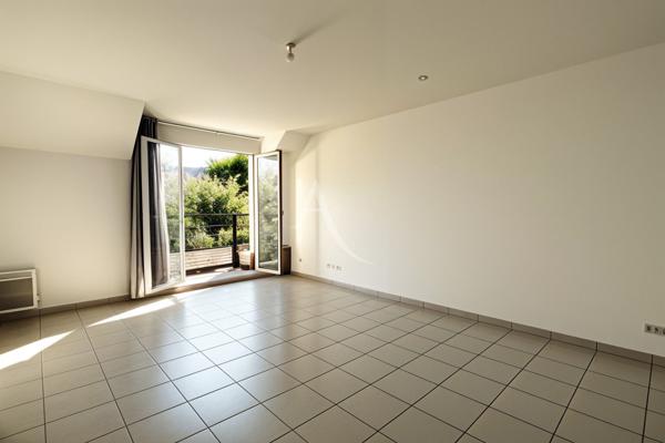 Appartement F3 lumineux avec balcon et parkings Chessy