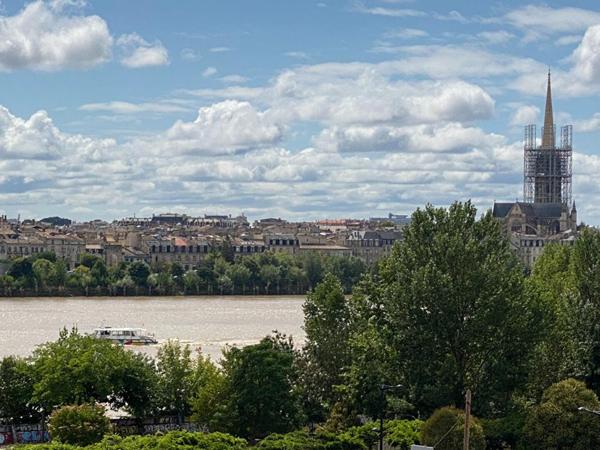 Appartement avec vue Garonne de ses deux terrasses, séjour, 3 chambres