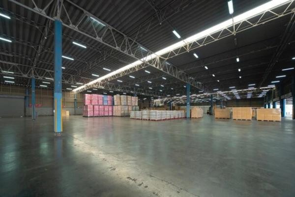 Local/bureau de presque 7000m² sur environ 13000m² à vendre 4.228.000 d'euros sur VILLEFRANCHE SUR SAONE (69)