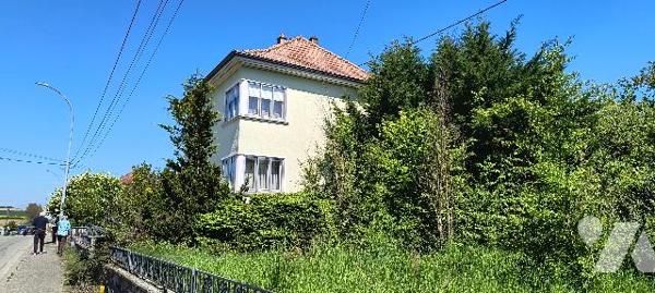 Maison de 102 m2 sur un terrain de 9,16 ares avec une dépendance non attenante.