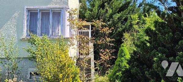 Maison de 102 m2 sur un terrain de 9,16 ares avec une dépendance non attenante.